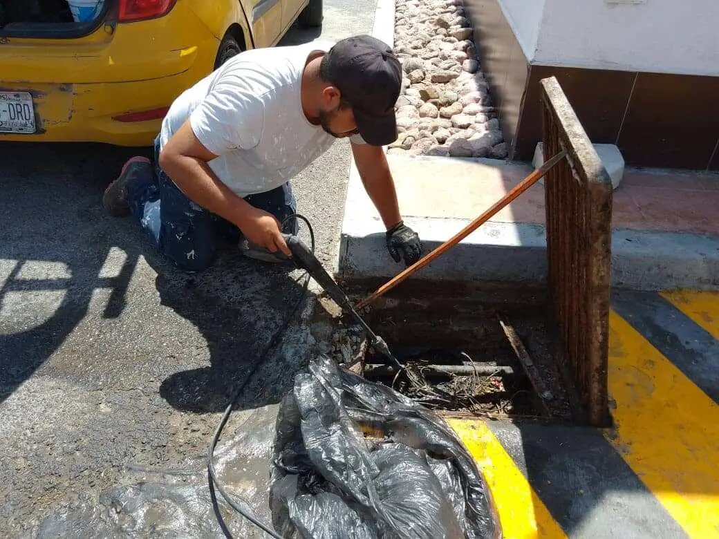 Plomero trabajando llamanos o contactanos ahora mismo